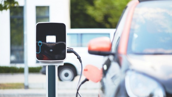 2030年需要多少電動汽車充電站？